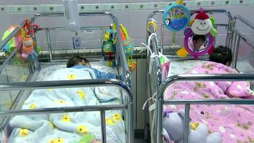 Bild: NDR Zwei Babys liegen in ihren Betten