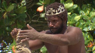 Bild: SWR "Strandkönig" Márcio Mizael Matolas arbeitet an seinem Schloss aus Sand
