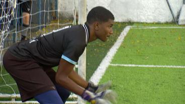 Miettorwart Maçã Souza im Tor beim Fußballspiel 
