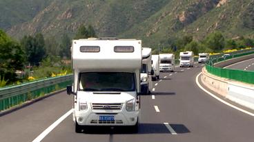 Camper fahren auf einer Straße hintereinander her.