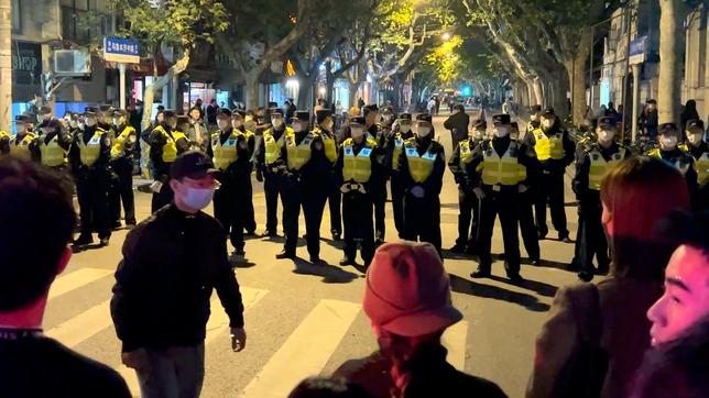 Demonstranten und Polizisten stehen sich gegenüber.