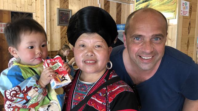 Korrespondent Mario Schmidt mit einer Yao-Frau.