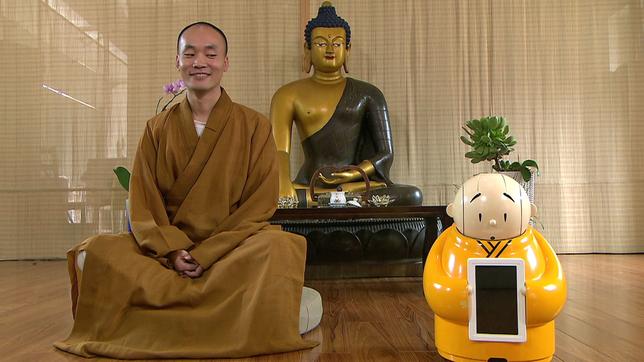 Buddhistischer Mönch, Buddha-Statue und Robotermönch