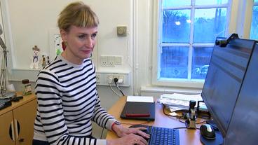 Epidemeologin Tyra Grove Krause sitzt am Schreibtisch und schaut auf ihren Bildschirm.
