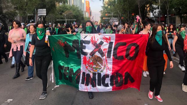 Demonstrantinnen mit der mexikanischen Flagge