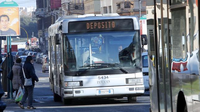 Ein Bus der Verkehrsgesellschaft ATAC in Rom