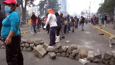 Demonstranten bauen Straßenbarrikaden aus Pflastersteinen.