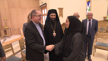 Lubna Al-Qasimi schüttelt Mann die Hand