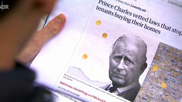 Zeitungsbericht mit dem Bild von Prinz Charles am Rand.