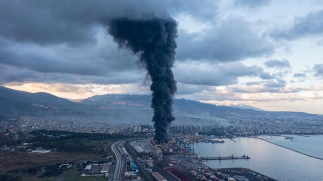 Brand im Hafen von Iskenderun, Türkei, nach dem Erdbeben.