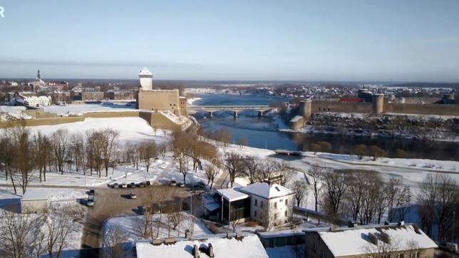 Luftbild von Narva mit dem Fluss Narva im Zentrum.