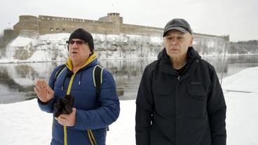 Zwei Männer stehen am Fluss Narva.