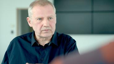 Bild: NDR/Christian Blenker Ein Mann im Interview.