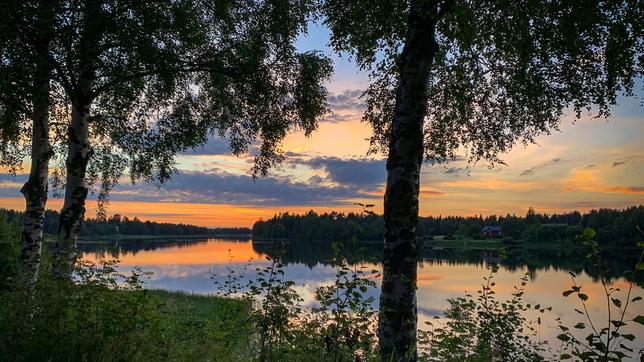 Abendhimmel über einem Fluss