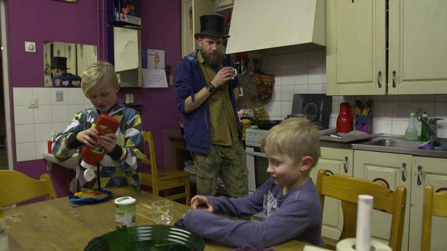 Juha Järvinen mit zwei Kindern in Küche am Tisch