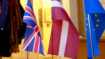 Britische, Lettische und europäisch Flagge 