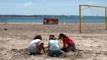 Kinder spielen im Sand am Strand von Fos-sur-Mer.