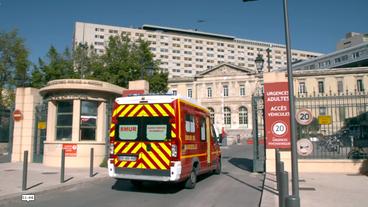 Krankenwagen fährt auf das Gelände eines Krankenhauses