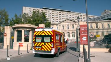 Bild: NDR Krankenwagen fährt auf das Gelände eines Krankenhauses