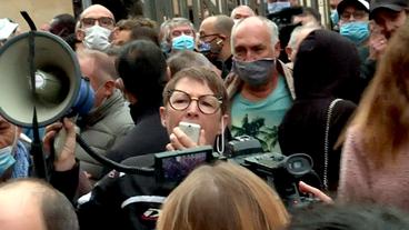 Bild: NDR Ein Frau steht in einer Menschentraube und spricht in ein Megaphon.