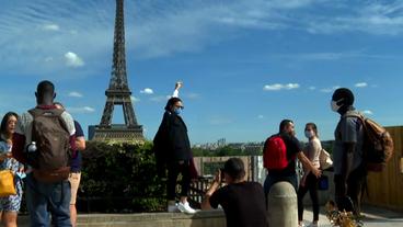 Touristen in der Nähe des Eiffelturms.