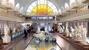 Art-Deco-Schwimmbad mit Ausstellungsstücken.