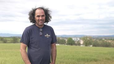 Bild: NDR Ein Mann steht auf einem Feld.