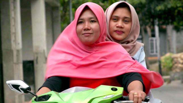 Zwei Frauen auf einem Moped
