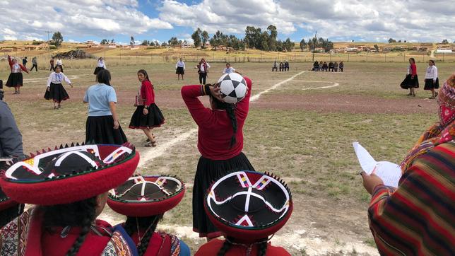 Peruanische Frauen spielen Fußball.