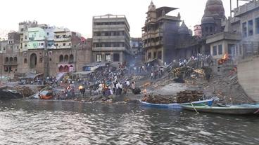 Bild: NDR Einäscherung von Leichen am Ganges