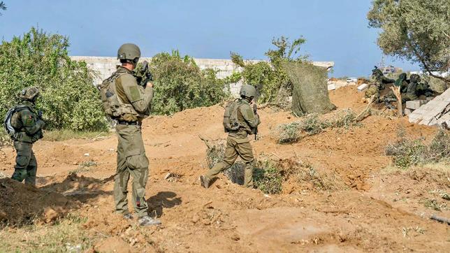 Israelische Soldaten bringen sich in Stellung