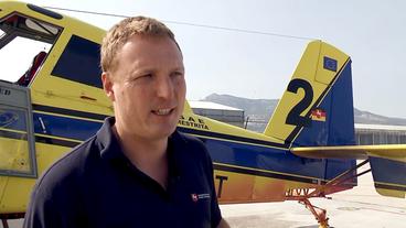 Bild: NDR Ein Mann steht vor einem Löschflugzeug.