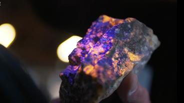 Ein Stein wird mit UV-Licht angestrahlt. 