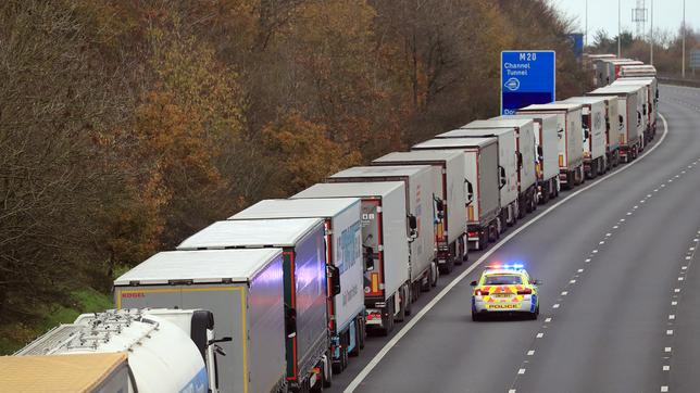 Lange Schlange von Lkw.