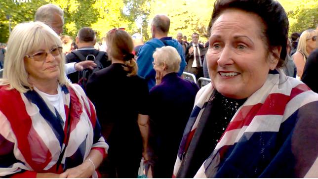 Zwei Frauen mit dem Union Jack um den Hals