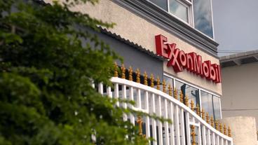 Schild mit der Aufschrifft ExxonMobil an einem Haus