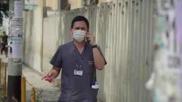 Arzt Fernando Mejia telefoniert mit Handy