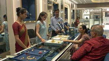 Bild: SWR Kunden bei Juwelier