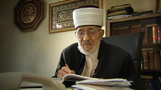 Mufti Meco Cemali am Schreibtisch