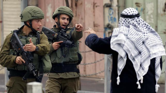 2017: Ein Palästinensischer Mann streitet mit israelischen Soldaten