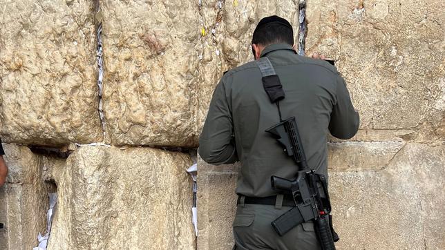 Israelischer Grenzpolizisit beim Beten vor der Klagemauer.