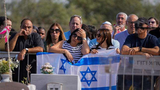 Trauernde nehmen an der Beerdigung einer Familie teil. Die fünfköpfige israelische Familie wurde am 7. Oktober in ihrem Haus in einem Kibbuz von islamistischen Hamas-Kämpfern getötet