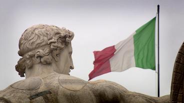 Statue und italienische Flagge