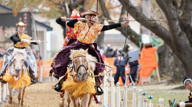 Samurai-Reiterinnen mit Pfeil und Bogen