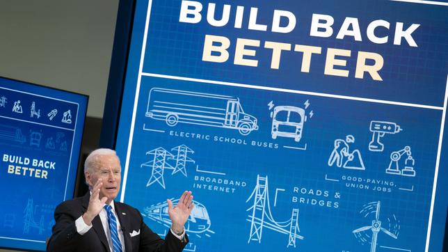 Präsident Joe Biden spricht über das überparteiliche Gesetz über Infrastrukturinvestitionen und Arbeitsplätze.