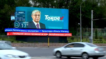 Wahlplakat mit Qassym-Schomart Tokajew
