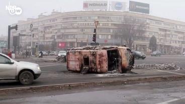 Bild: NDR Ein ausgebranntes Fahrzeug liegt auf der Seite.