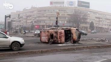 Ein ausgebranntes Fahrzeug liegt auf der Seite.