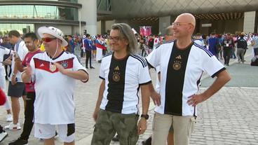 Deutsche Fans vor einem Stadion in Katar.