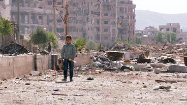 Ein Kind läuft durch die Trümmer von Ost-Ghouta 